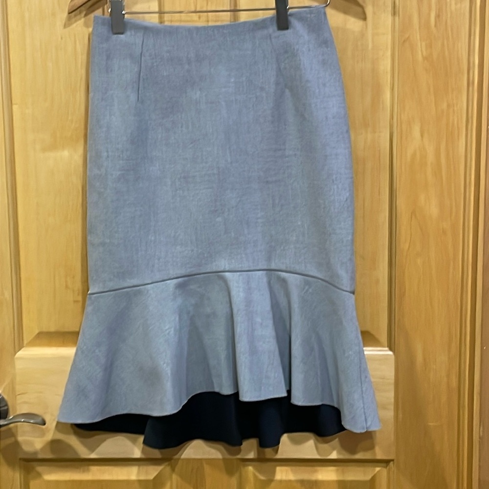 H & M gray skirt ruffle bottom size 6 zip back business